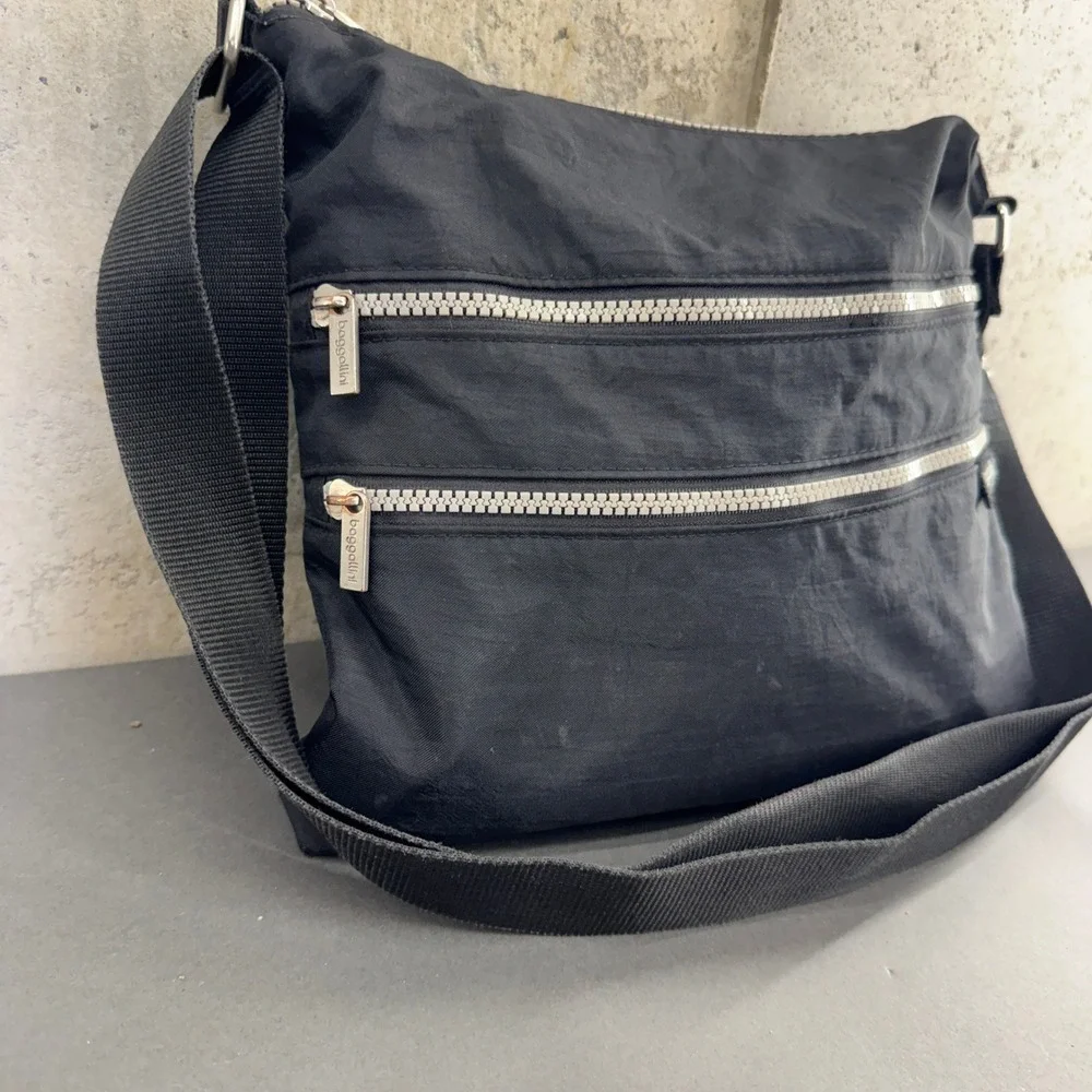 Baggallini Black Nylon Crossbody Bag Silver Zipper Multi Pocket Travel Messenger